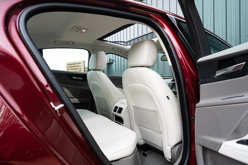 2015 Jaguar XE 25T Portfolio zum Verkauf (Bild 66 von 208)