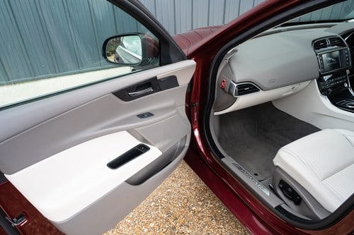 2015 Jaguar XE 25T Portfolio zum Verkauf (Bild 87 von 208)