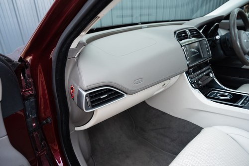 2015 Jaguar XE 25T Portfolio zum Verkauf (Bild 92 von 208)