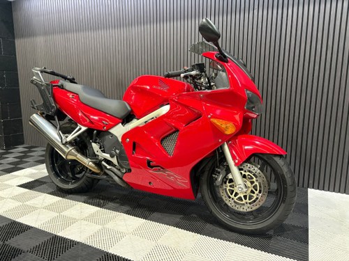 2001 HONDA VFR800 FINANCE SPECIALISTS APPLY NOW Till salu