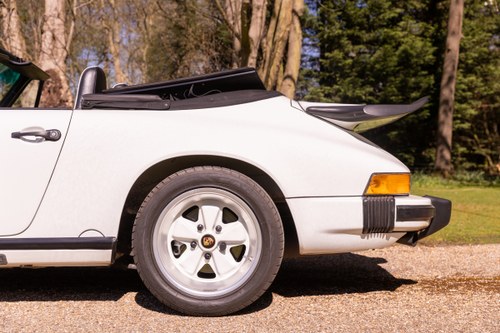 1989 Porsche 911 Carrera Cabriolet Sport zum Verkauf (Bild 114 von 258)