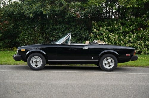 1981 Fiat 124 Spider 2000 till salu (bild 2 av 76)