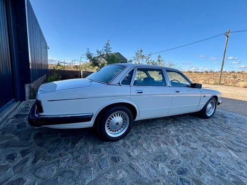 1990 Daimler XJ40 4.0 Auto For Sale (picture 17 of 166)