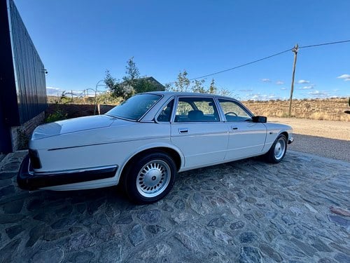1990 Daimler XJ40 4.0 Auto For Sale (picture 18 of 166)