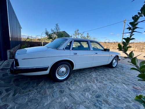 1990 Daimler XJ40 4.0 Auto For Sale (picture 19 of 166)