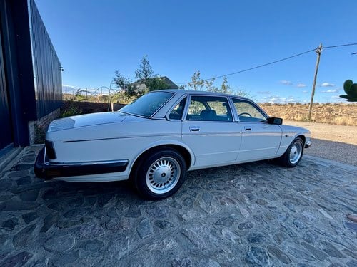 1990 Daimler XJ40 4.0 Auto For Sale (picture 20 of 166)