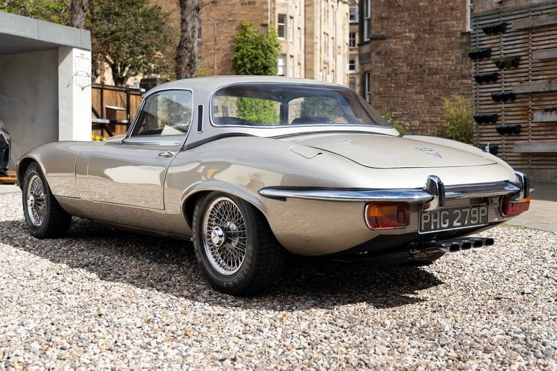 Jaguar E-Type 3.8 Cabrio ve Land Rover 88 Karşılaştırması Essen Classic Center’da