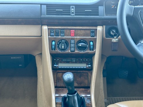 1992 Mercedes-Benz 300TD W124 till salu (bild 40 av 138)