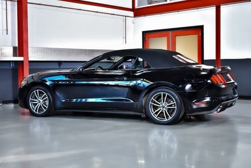 2017 Ford Mustang Convertible 2.3 Ecoboost till salu (bild 19 av 81)
