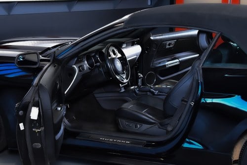 2017 Ford Mustang Convertible 2.3 Ecoboost till salu (bild 24 av 81)