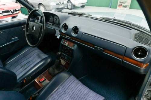 1977 Mercedes-Benz 230C W123 For Sale (picture 22 of 120)