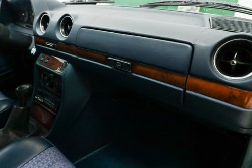 1977 Mercedes-Benz 230C W123 For Sale (picture 23 of 120)