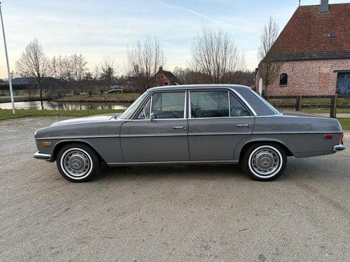 1972 Mercedes-Benz W115 220 LHD For Sale (picture 8 of 83)