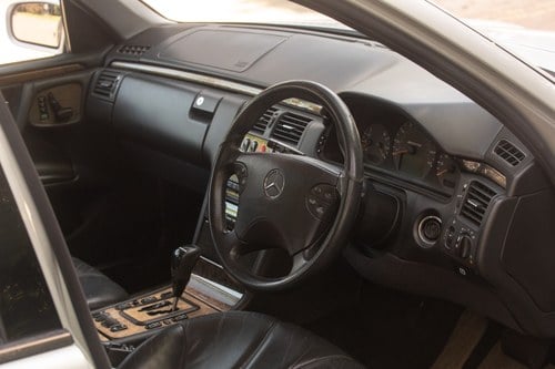 2000 Mercedes-Benz E55 AMG W210 zum Verkauf (Bild 39 von 141)
