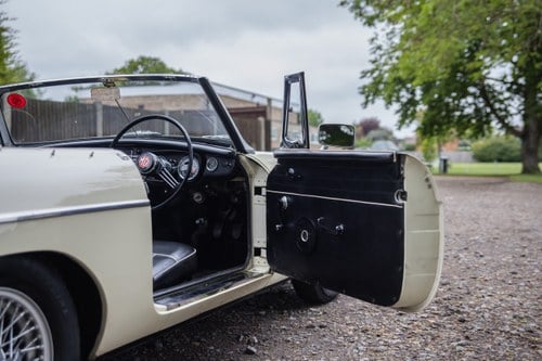 1963 MG B Roadster ‘Pull Handle’ En venta (imagen 41 de 207)