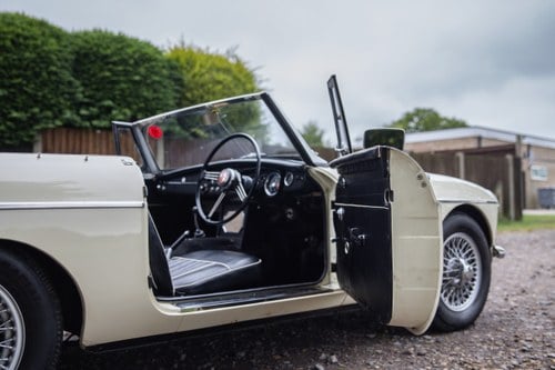 1963 MG B Roadster ‘Pull Handle’ En venta (imagen 42 de 207)