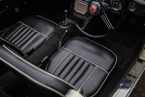 1963 MG B Roadster ‘Pull Handle’ En venta (imagen 45 de 207)