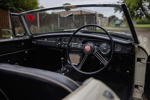 1963 MG B Roadster ‘Pull Handle’ En venta (imagen 47 de 207)