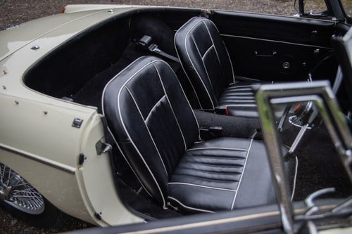 1963 MG B Roadster ‘Pull Handle’ En venta (imagen 48 de 207)