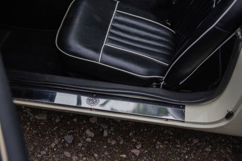1963 MG B Roadster ‘Pull Handle’ En venta (imagen 70 de 207)