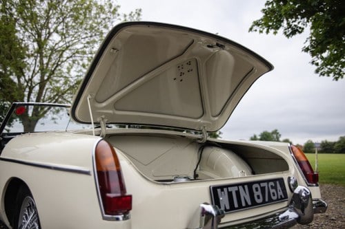 1963 MG B Roadster ‘Pull Handle’ En venta (imagen 96 de 207)