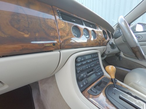 2001 Jaguar XK8 Convertible till salu (bild 32 av 135)