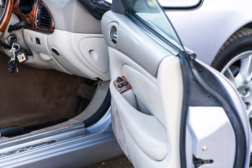2001 Jaguar XK8 Convertible till salu (bild 47 av 135)