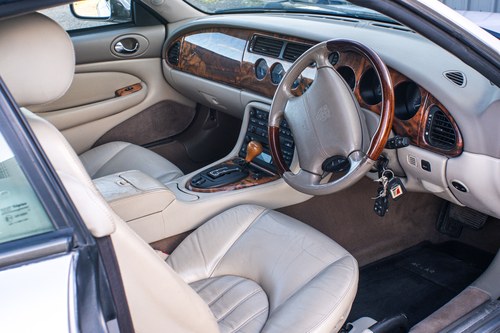 2001 Jaguar XK8 Convertible till salu (bild 51 av 135)
