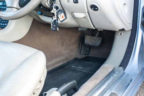 2001 Jaguar XK8 Convertible till salu (bild 57 av 135)