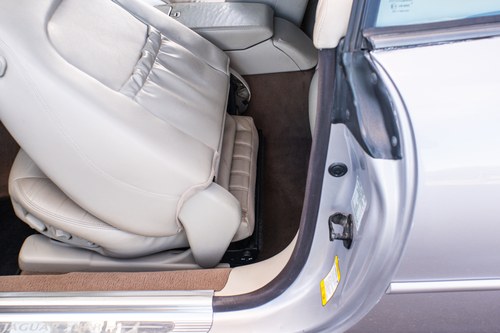 2001 Jaguar XK8 Convertible till salu (bild 71 av 135)