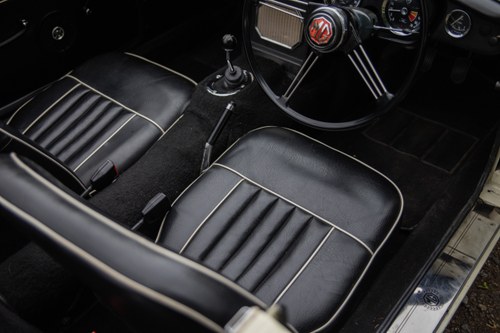 1963 MG B Roadster ‘Pull Handle’ Te koop (foto 44 van 206)