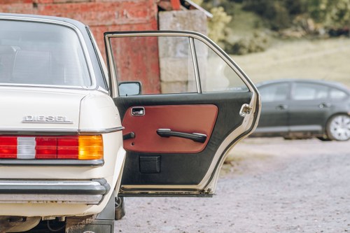 1983 Mercedes-Benz 300D W123 Automatic à venda (imagem 38 de 147)