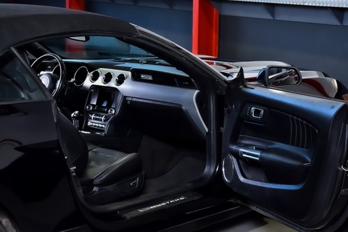 2017 Ford Mustang Convertible 2.3 Ecoboost till salu (bild 33 av 81)