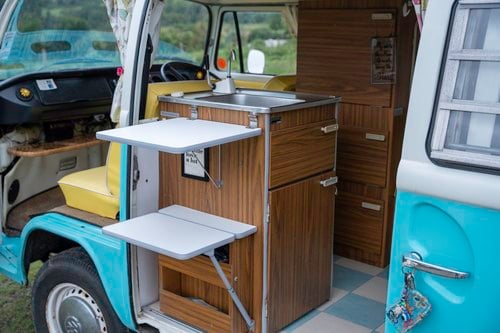 1973 Volkswagen T2 Camper Van RHD Te koop (foto 51 van 151)