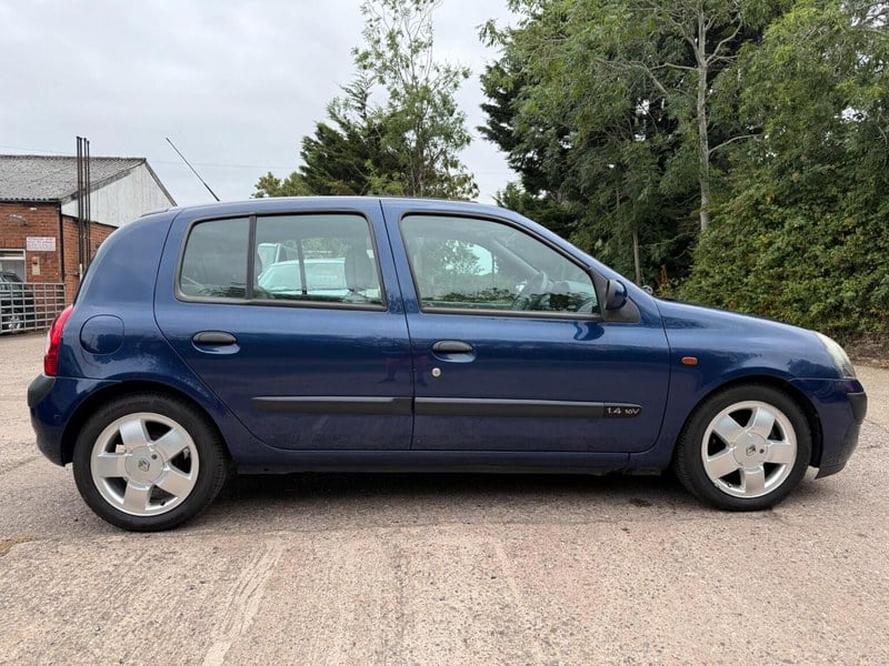 2002 Renault Clio - 2 2002 Renault Clio - 2