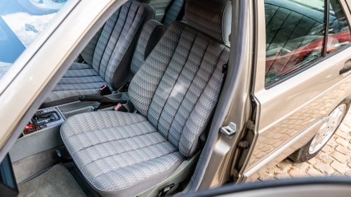 1992 Mercedes-Benz 190E 2.6 Automatic W201 - 50k miles! For Sale (picture 7 of 224)