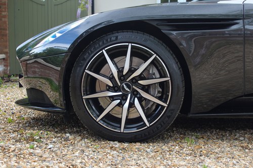 2017 Aston Martin DB11 Launch Edition - AMR Upgrade Te koop (foto 35 van 151)