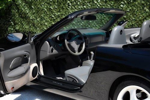 2001 Porsche 996 (911) Carrera Convertible 3,4L "Manual" à vendre (picture 22 of 74)
