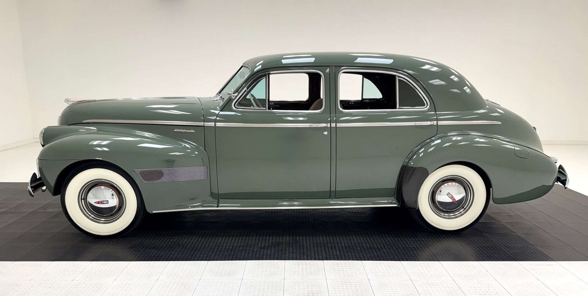1940 Oldsmobile Series 90 Custom Cruiser 4 Door Touring Seda, foto 2
