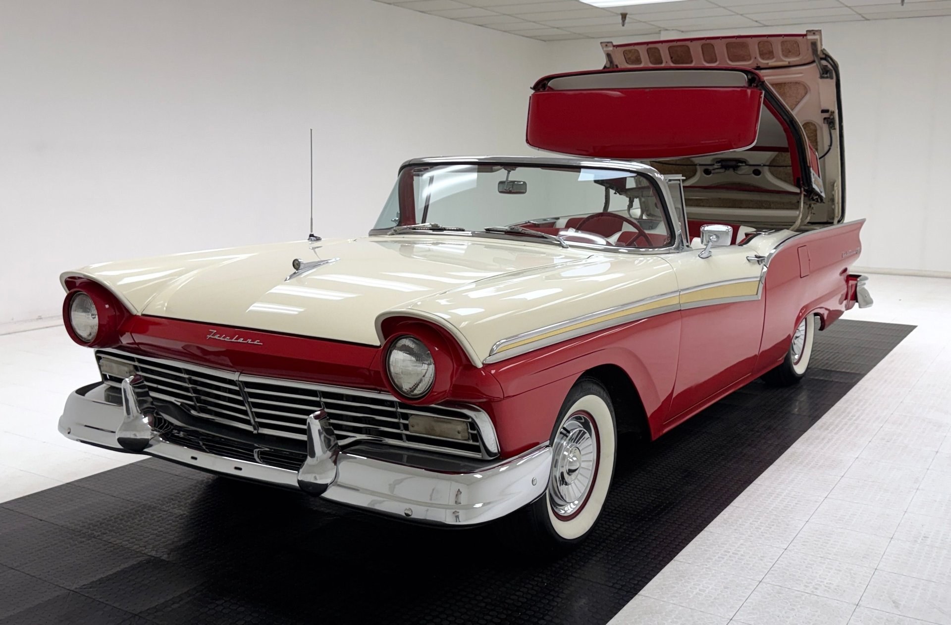 1957 Ford Fairlane 500 Skyliner, foto 2