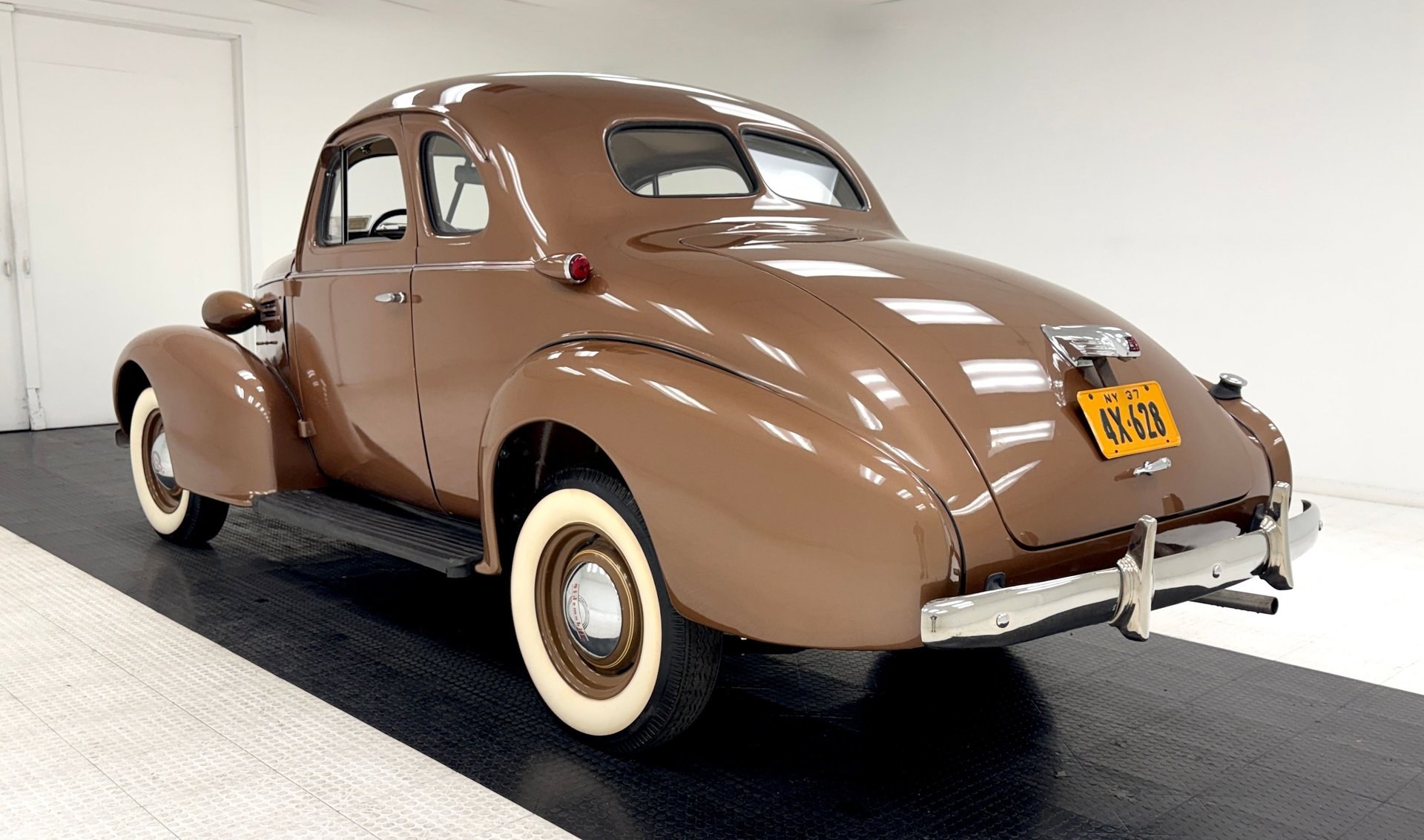 1937 Oldsmobile F37 6 Series Business Coupe, foto 3