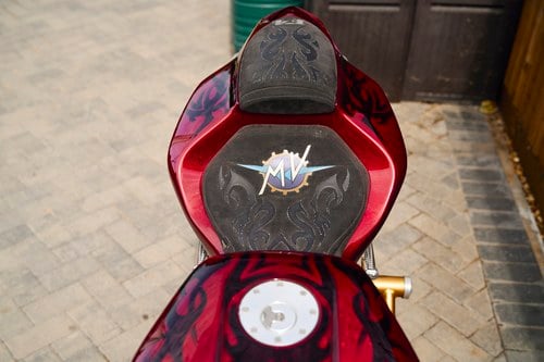 2001 MV Agusta F4 750 by John Tooze of Born To Be Wild till salu (bild 63 av 124)