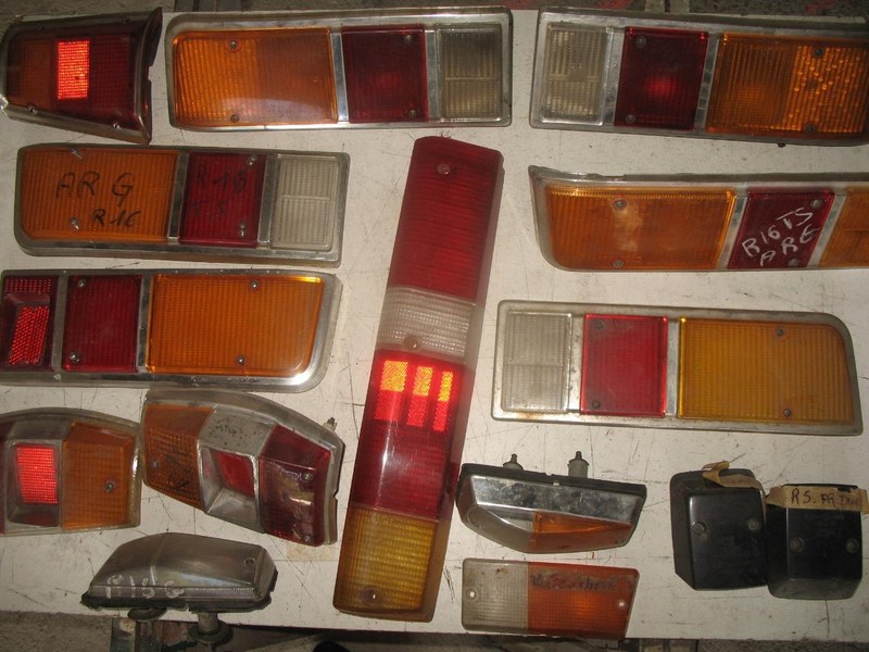 RENAULT cabochons - 1 RENAULT cabochons - 1