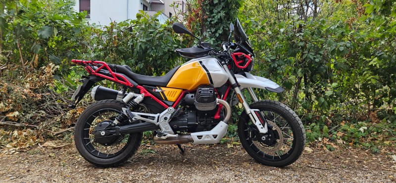 2022 Moto Guzzi V85 - 2 2022 Moto Guzzi V85 - 2