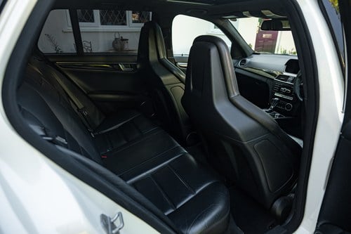 2011 Mercedes-Benz C63 Estate AMG Performance Plus Package W204 In vendita (immagine 39 di 118)