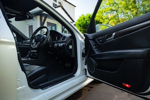 2011 Mercedes-Benz C63 Estate AMG Performance Plus Package W204 In vendita (immagine 41 di 118)