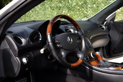 2003 Mercedes-Benz R230 SL500 “Designo Launch Edition” Convertible 5,0L V8 zum Verkauf (Bild 37 von 81)