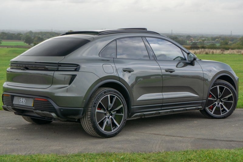 2026 Porsche Macan - 2 2026 Porsche Macan - 2