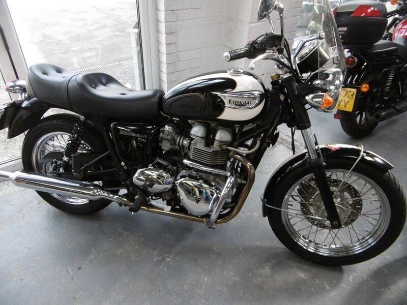 2005 Triumph Bonneville - 2 2005 Triumph Bonneville - 2