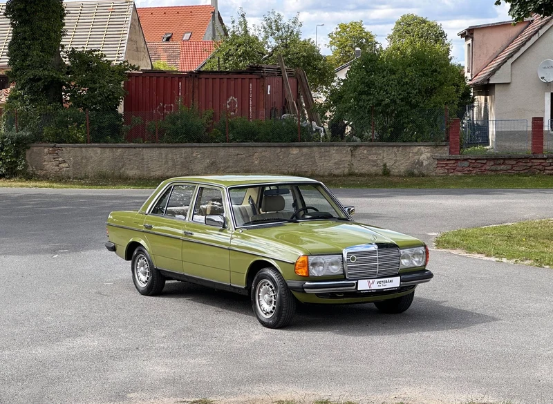 1980 Mercedes 200 - 1 1980 Mercedes 200 - 1